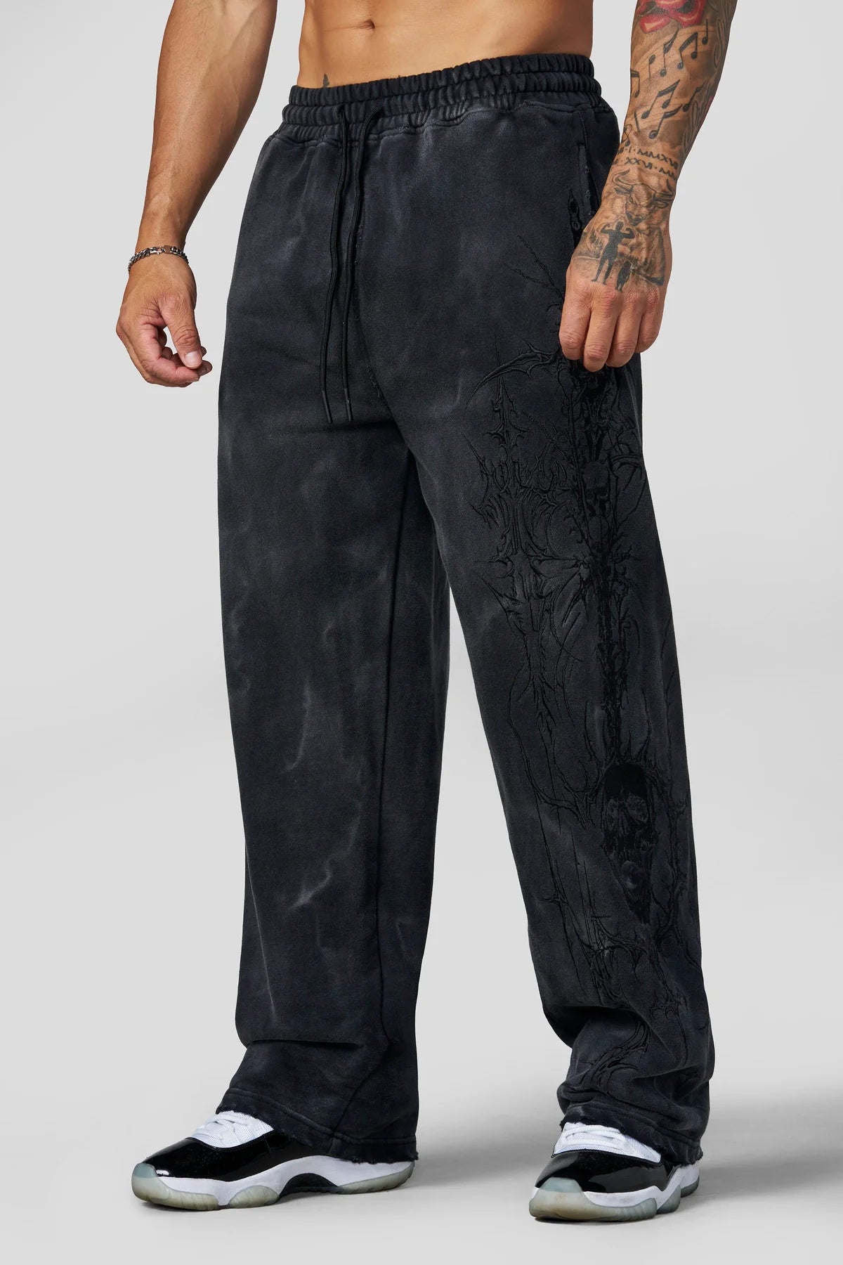 Eternal Embroidered Sweats all black Youngla